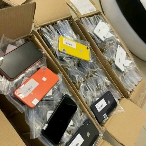 Buy iPhone liquidation pallets - Image 4